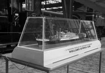 837103 Afbeelding van een model van het passagiersschip Jagersfontein van de Holland-Afrikalijn in een van de gebouwen ...